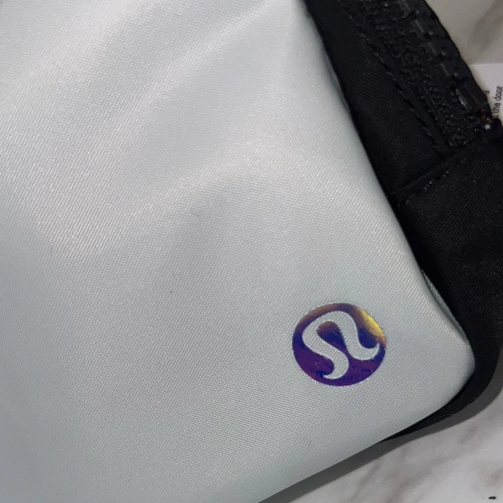 RARE scream green vapor Lululemon belt bag brand new - Picture 3 of 9
